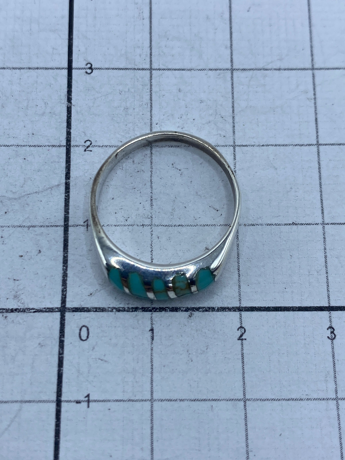Anillo sobre fondo blanco mostrando el Quinto 925 en la banda