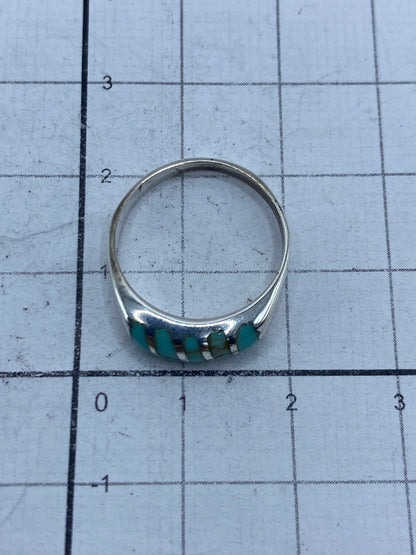 Anillo sobre fondo blanco mostrando el Quinto 925 en la banda