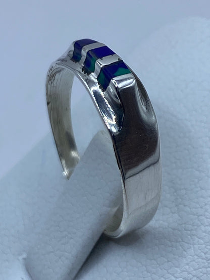 Detalle de la piedra azul y las púas de plata que la aseguran