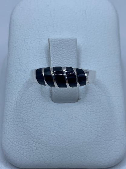 Anillo de plata 925 con ónix negro engastado en patrón de bandas