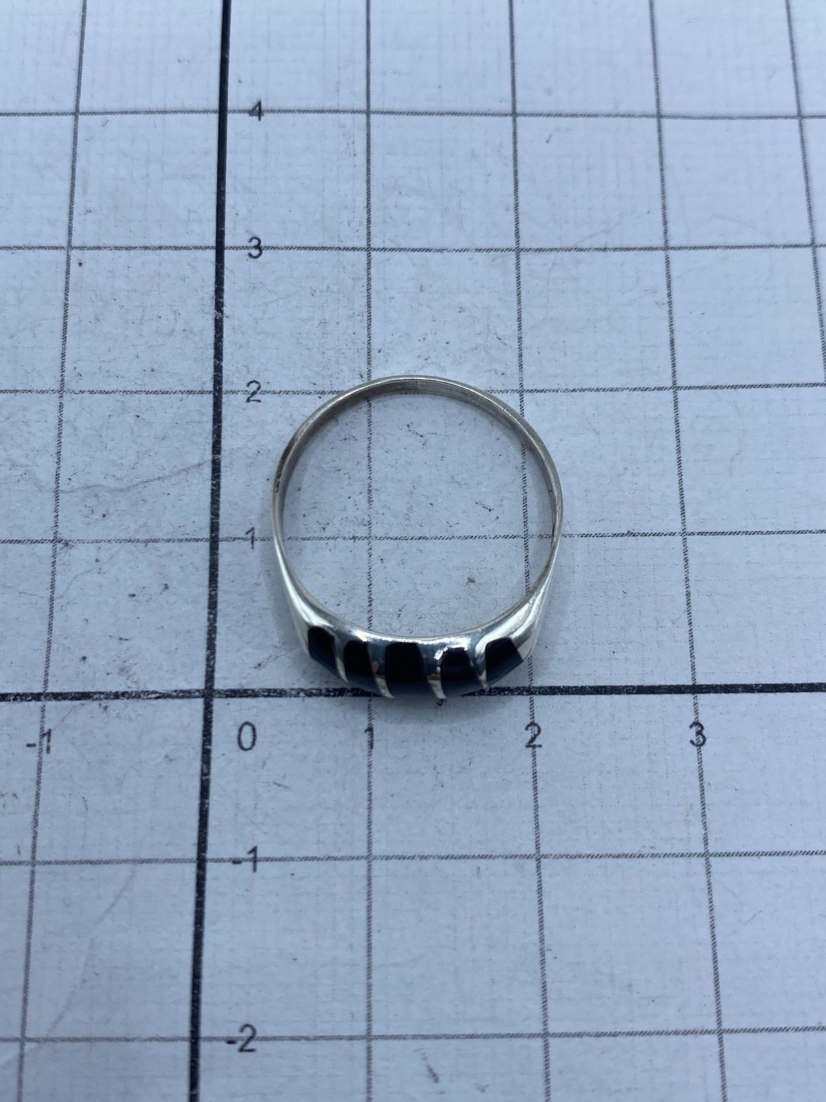 Anillo en la mano mostrando el acabado y talla 7