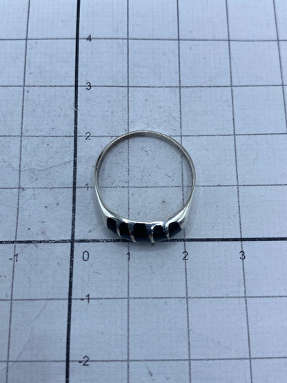 Anillo en la mano mostrando el acabado y talla 7