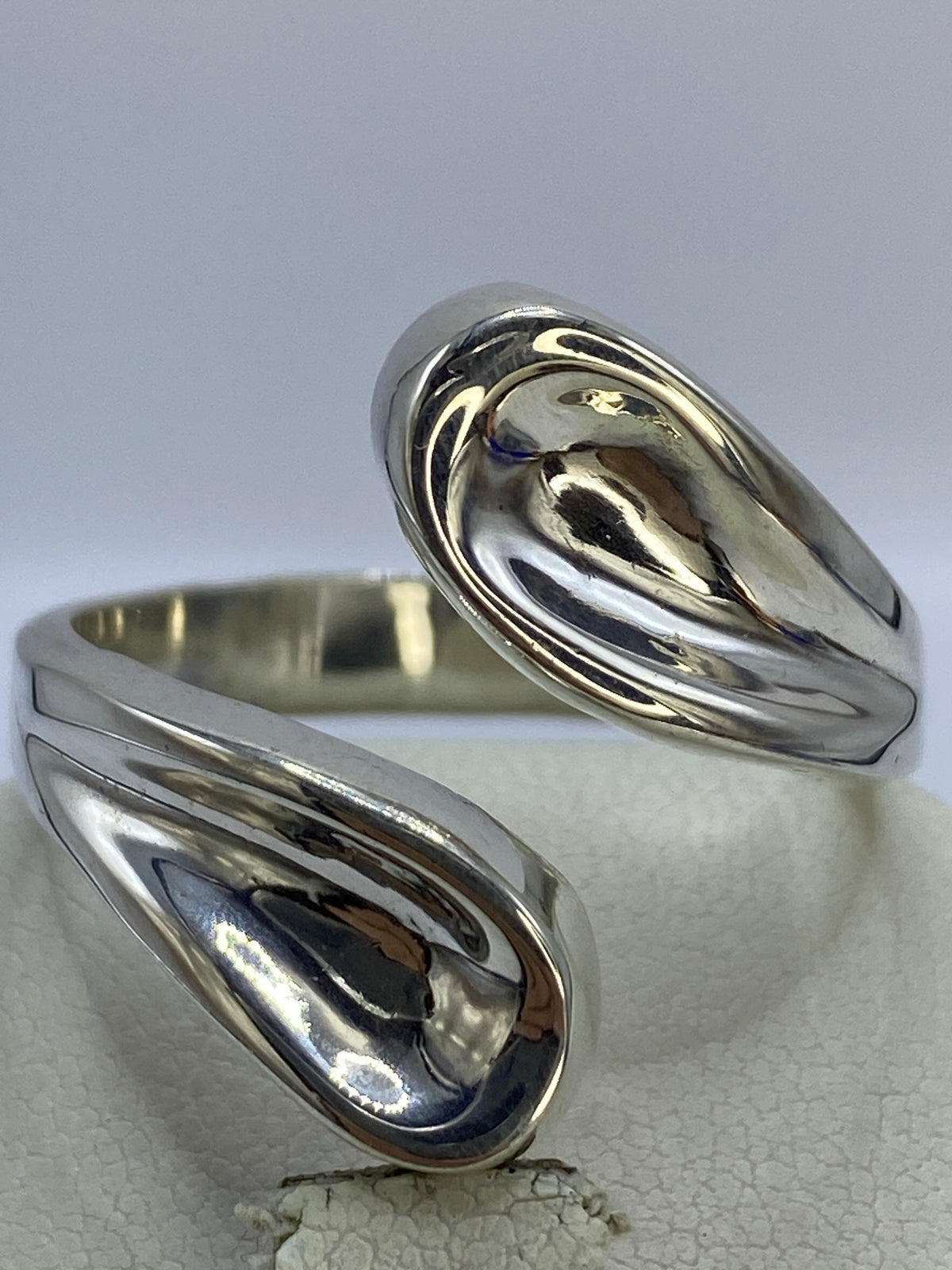 Anillo de plata en la mano demostrando su ajustabilidad