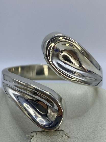 Anillo de plata en la mano demostrando su ajustabilidad
