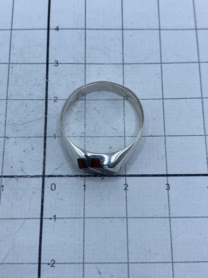 Anillo de plata 925 en dedo, visto desde arriba con medidor para escala