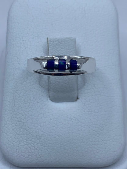 Anillo de plata 925 con piedra azul engastada en talla 7, visto de frente sobre estuche blanco
