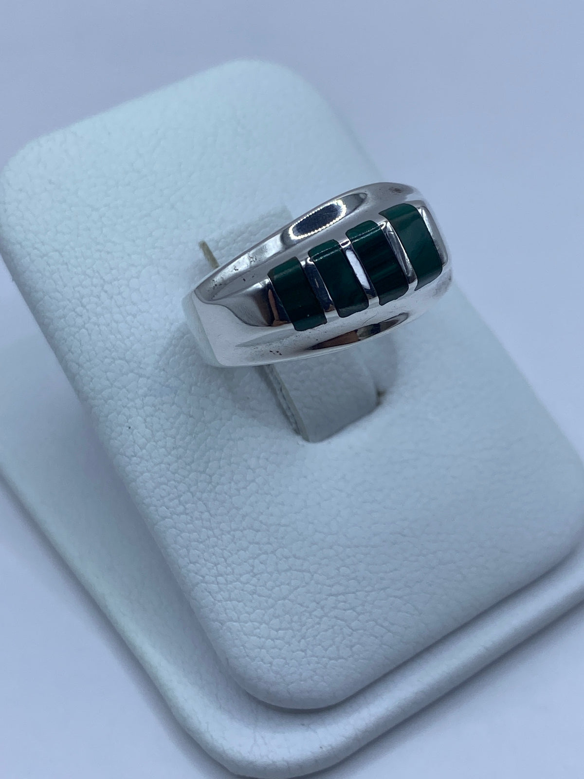 Vista frontal del anillo de plata con bandas de malaquita verde