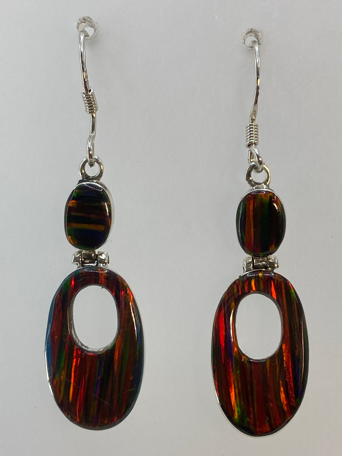 Par de aretes de plata 950 con ópalo de fuego multicolor engastado, vista frontal completa