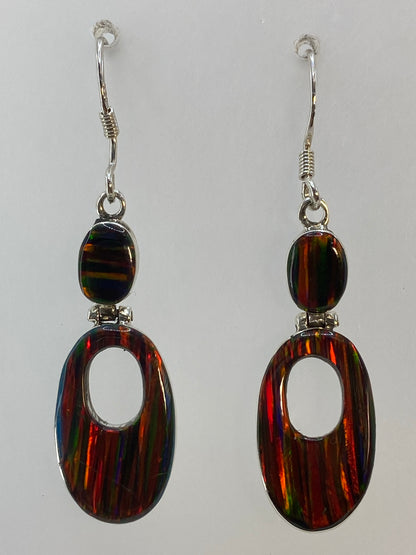Par de aretes de plata 950 con ópalo de fuego multicolor engastado, vista frontal completa