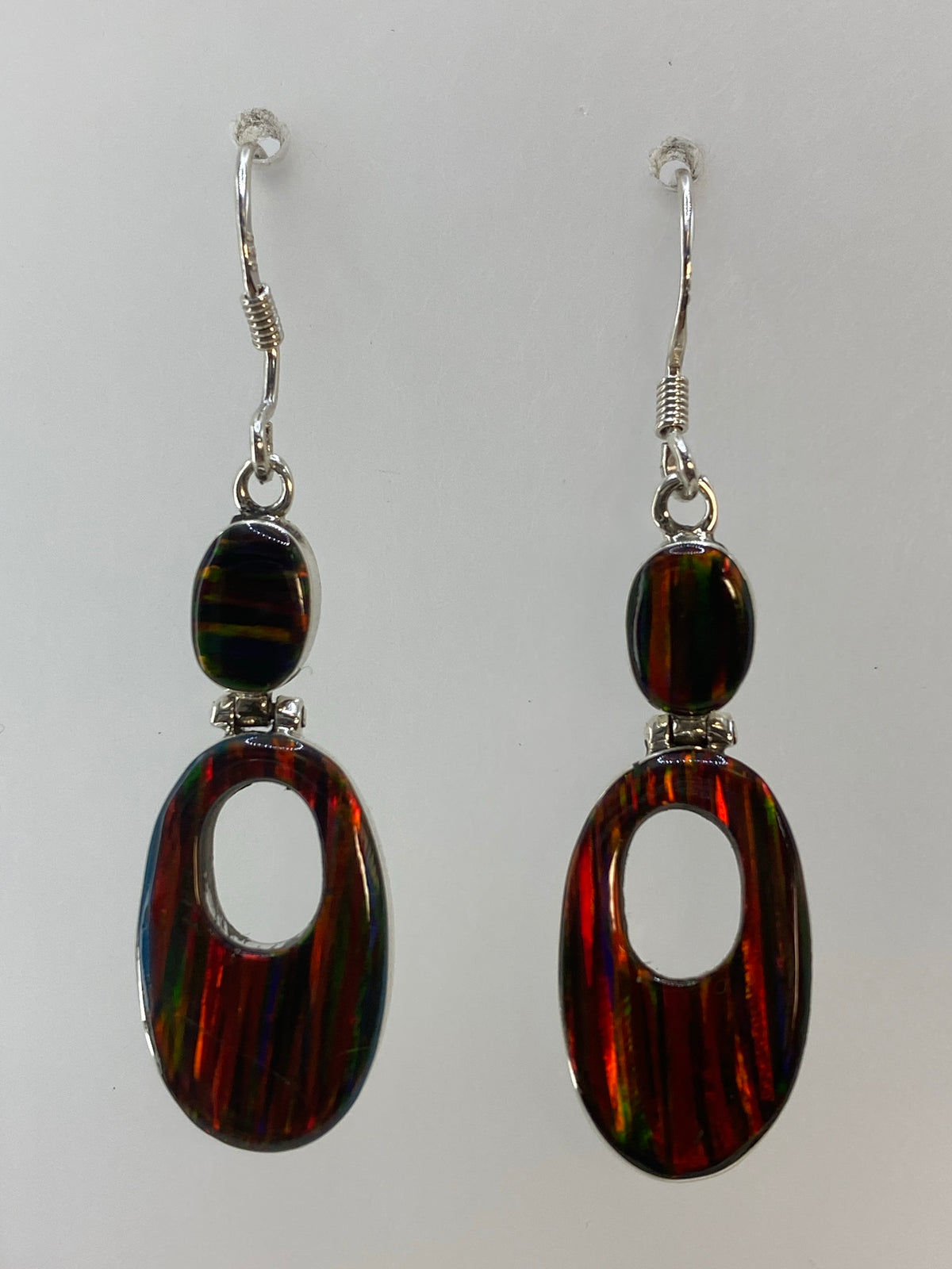 Detalle del ópalo de fuego mostrando sus destellos rojo, naranja y verde