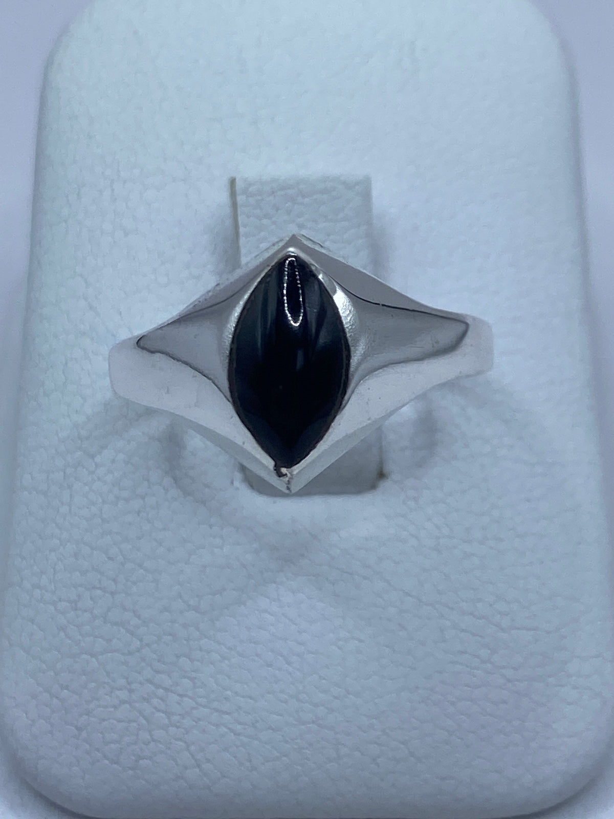 Anillo de plata 925 con ónix negro solitario, vista frontal en dedo