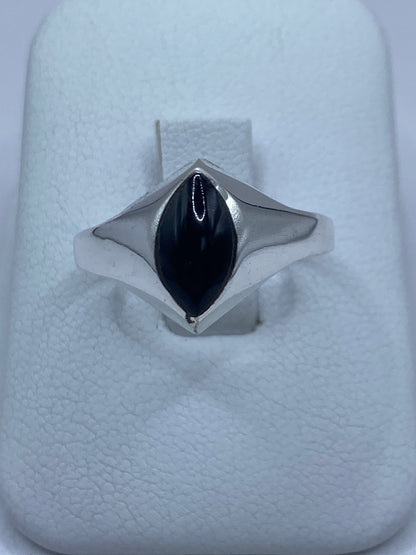 Anillo de plata 925 con ónix negro solitario, vista frontal en dedo