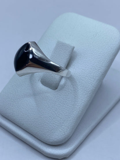 Anillo de plata con ónix negro mostrado sobre fondo blanco