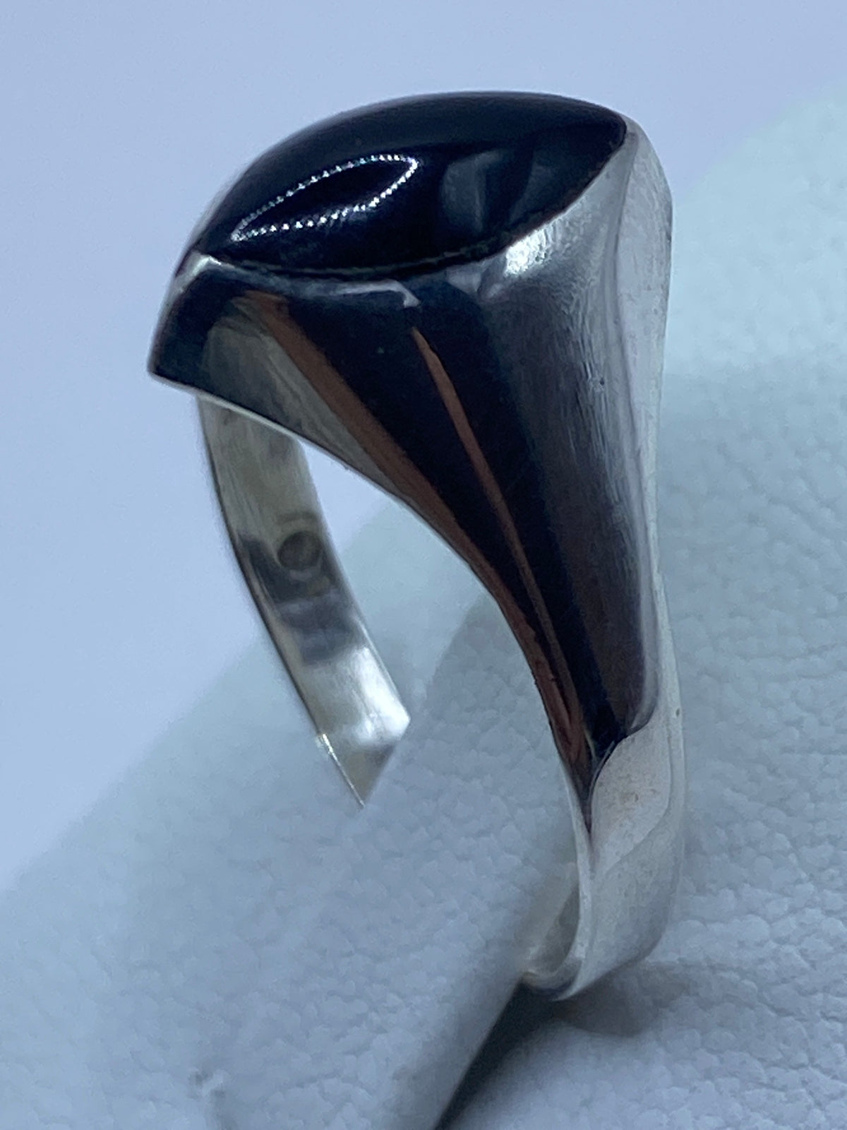 Detalle del engaste a mano de la piedra de ónix en plata