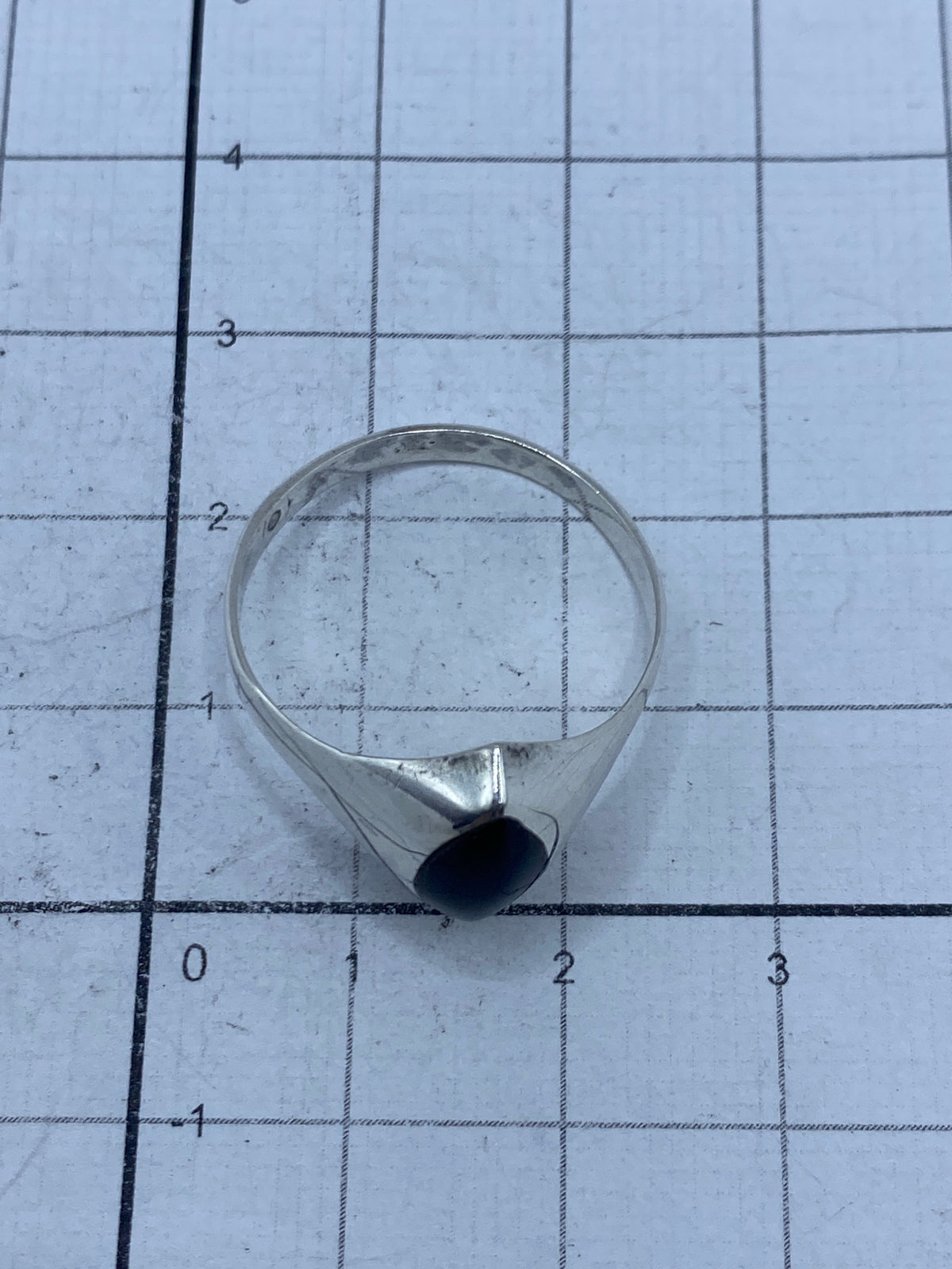 Anillo de plata Taxco con ónix, vista lateral mostrando el Quinto 925