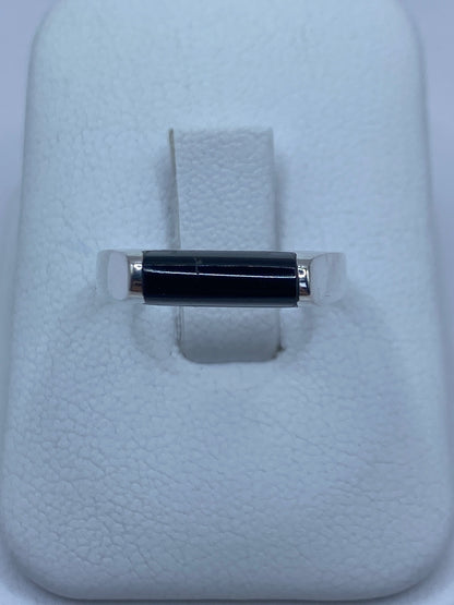 Anillo de plata 925 con ónix negro engastado, visto de frente sobre fondo blanco
