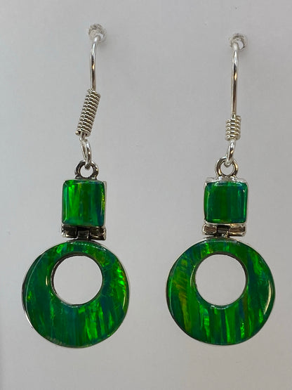 Aretes de plata con ópalo de fuego verde limón colgando de gancho de plata