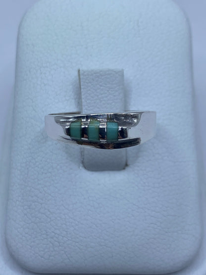 Anillo de plata 925 con turquesa azul cielo engastada en mano de mujer