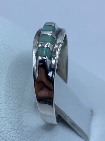 Anillo sobre fondo blanco mostrando el Quinto 925