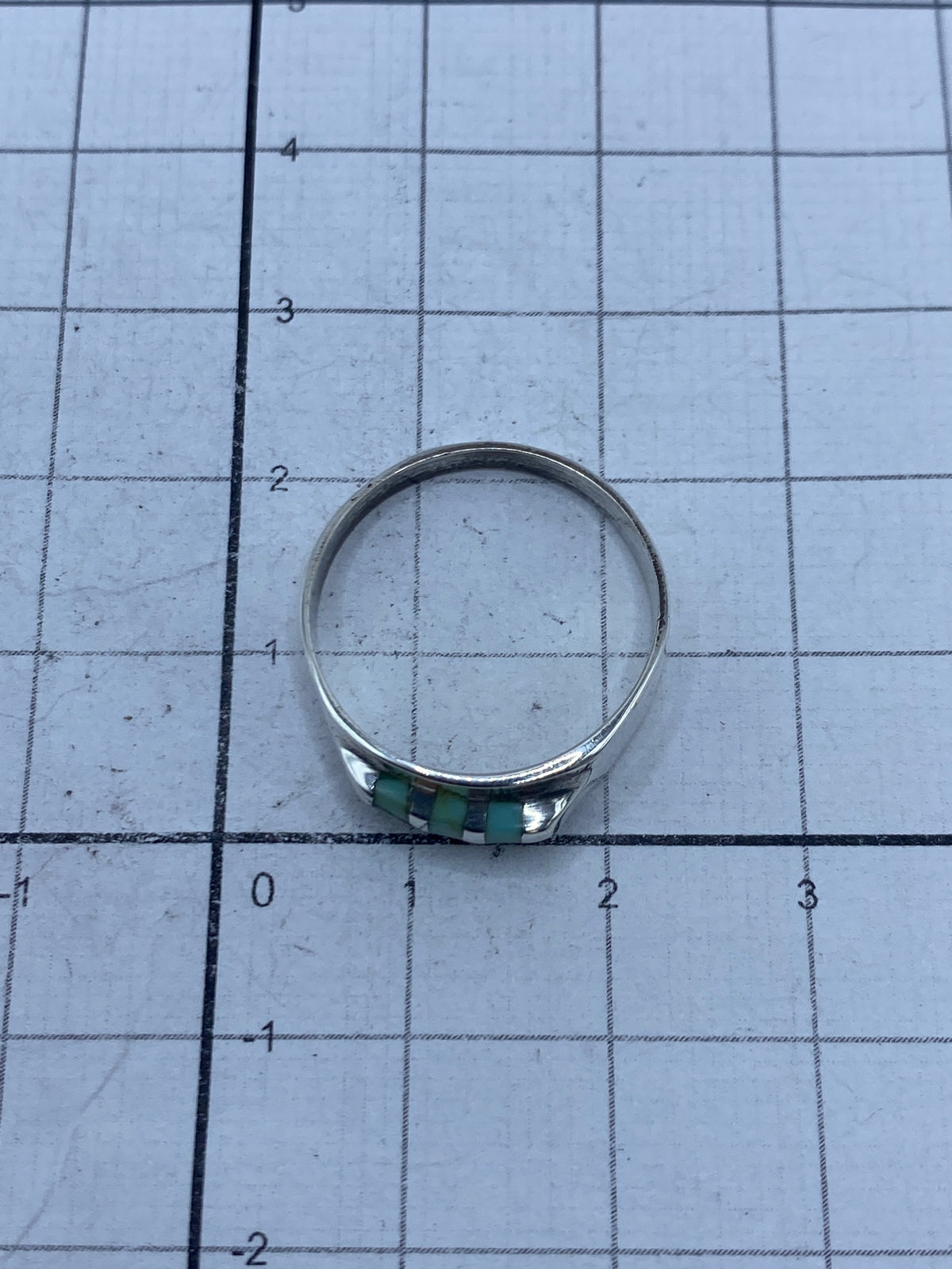 Lateral del anillo de plata con turquesa en perfil