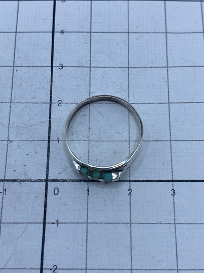 Lateral del anillo de plata con turquesa en perfil