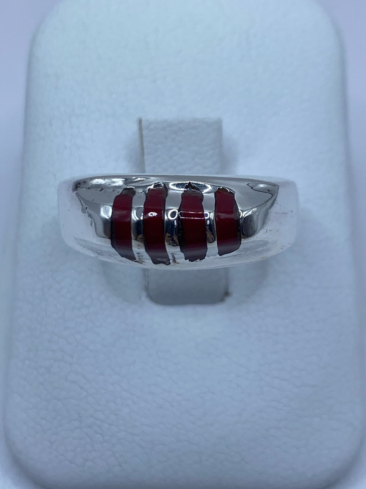 Anillo de plata 925 con coral rojo natural engastado en patrón horizontal