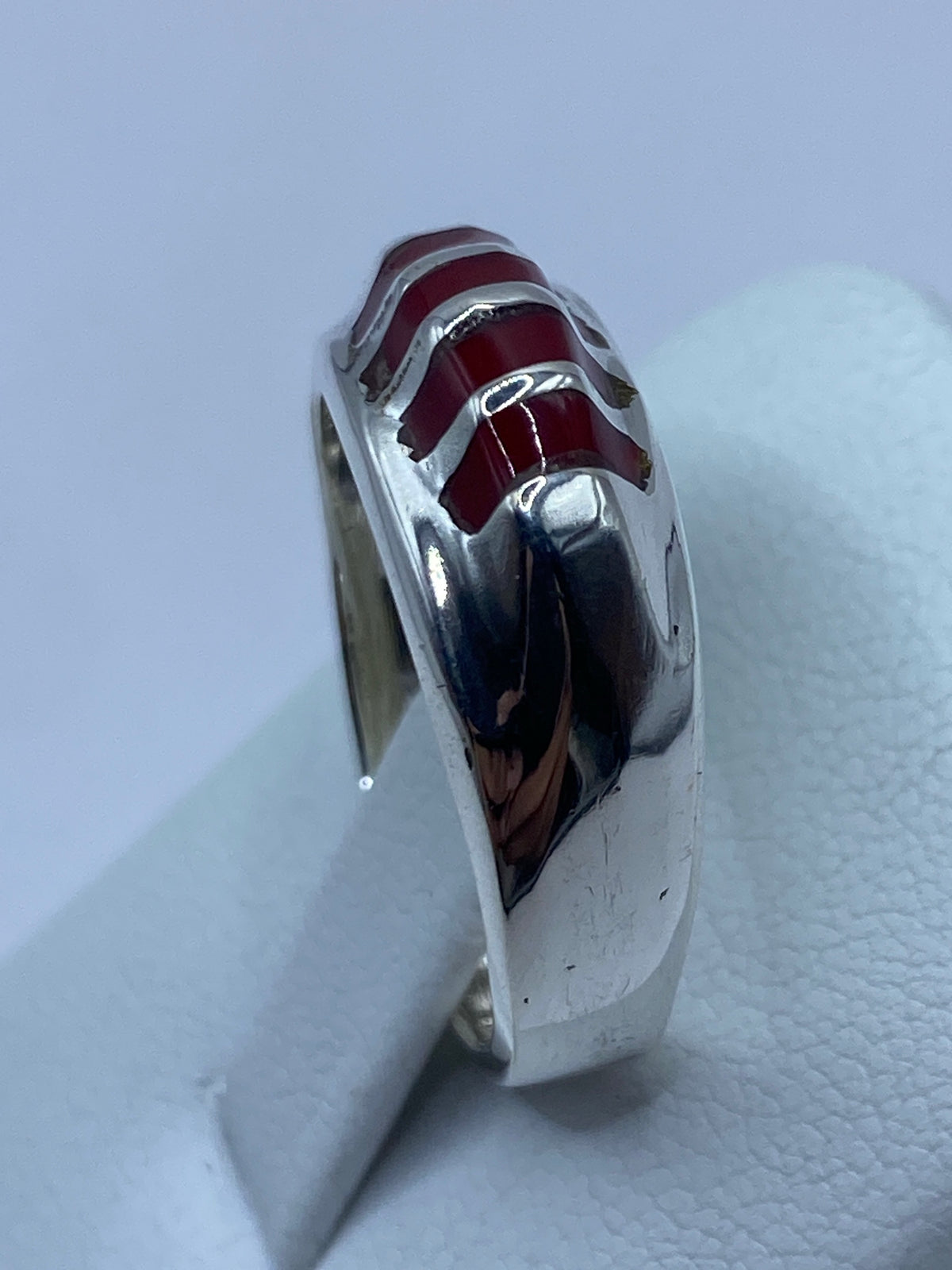Anillo en la mano mostrando cómo se ve puesto el coral rojo