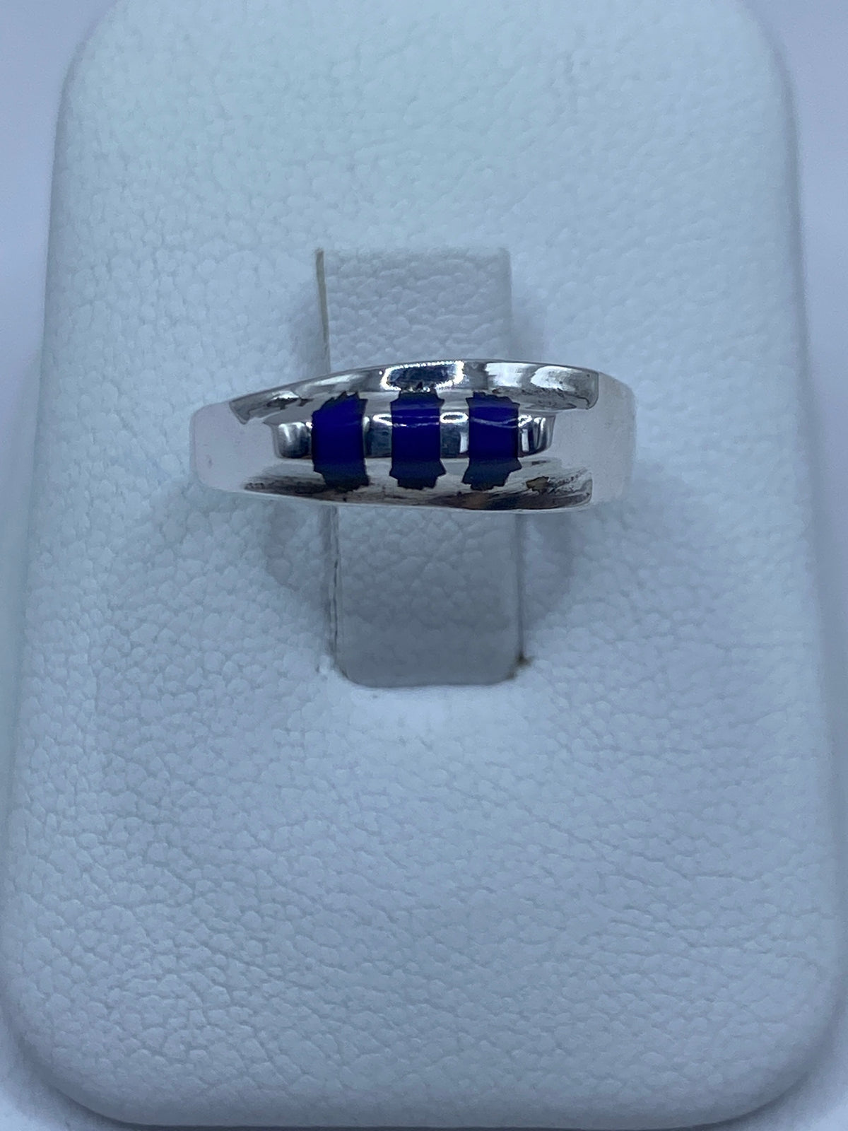 Anillo de plata 925 con lapislázuli azul profundo, vista frontal sobre dedo