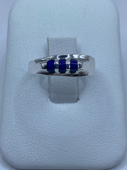 Anillo de plata 925 con lapislázuli azul profundo, vista frontal sobre dedo