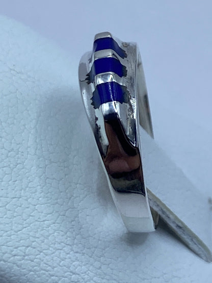 Detalle del lapislázuli azul y la plata pulida del anillo