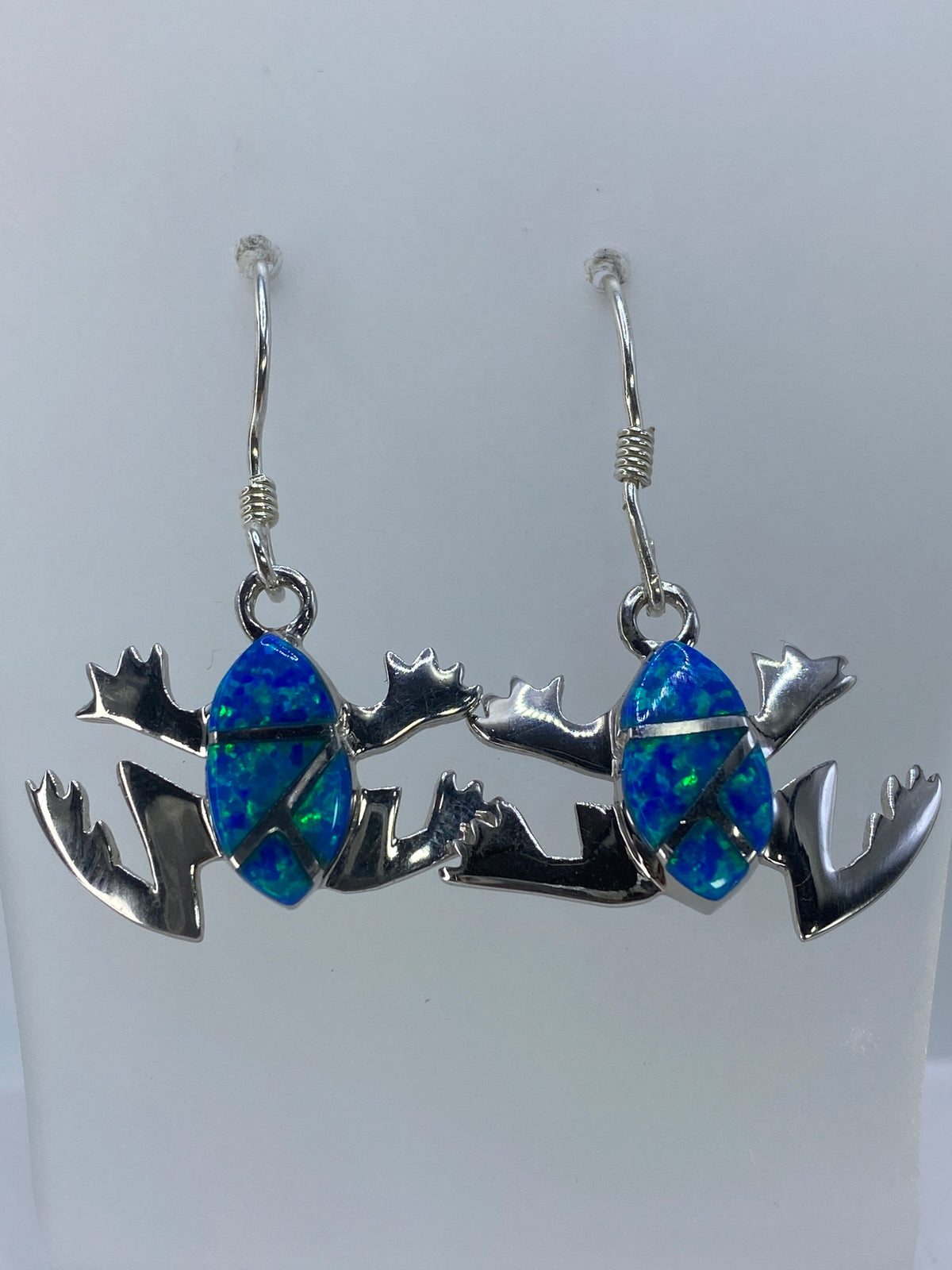 Detalle de la incrustación de piedra y el diseño de insecto con alas