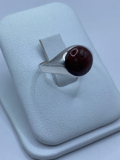 Anillo Ojo de Tigre en plata 925 desde lateral, mostrando el engaste sólido