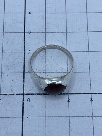 Anillo de Taxco en plata 925 sobre fondo blanco mostrando el Quinto