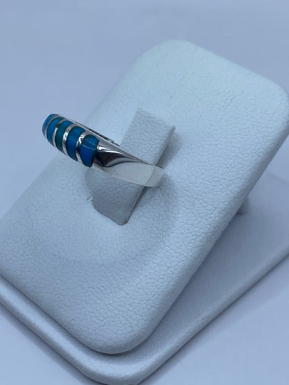 Detalle lateral del anillo mostrando el engaste artesanal de la turquesa
