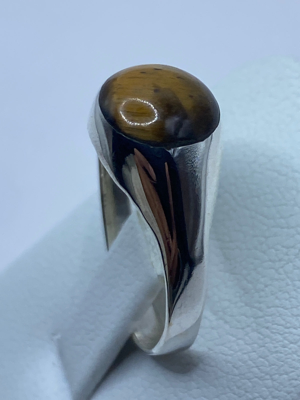 Detalle lateral del anillo sobre regla graduada, talla 10