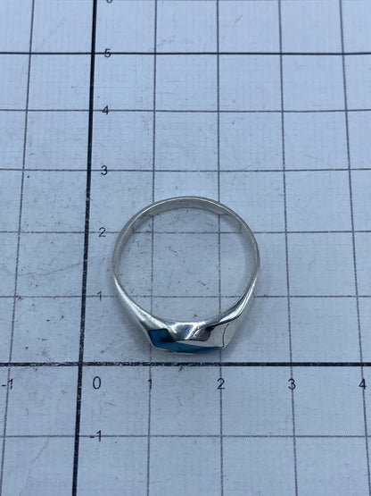 Anillo sobre fondo claro mostrando el Quinto 925 en el interior