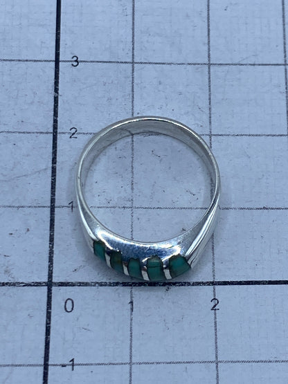 Anillo puesto en la mano, mostrando cómo se ve la turquesa azul cielo en uso diario