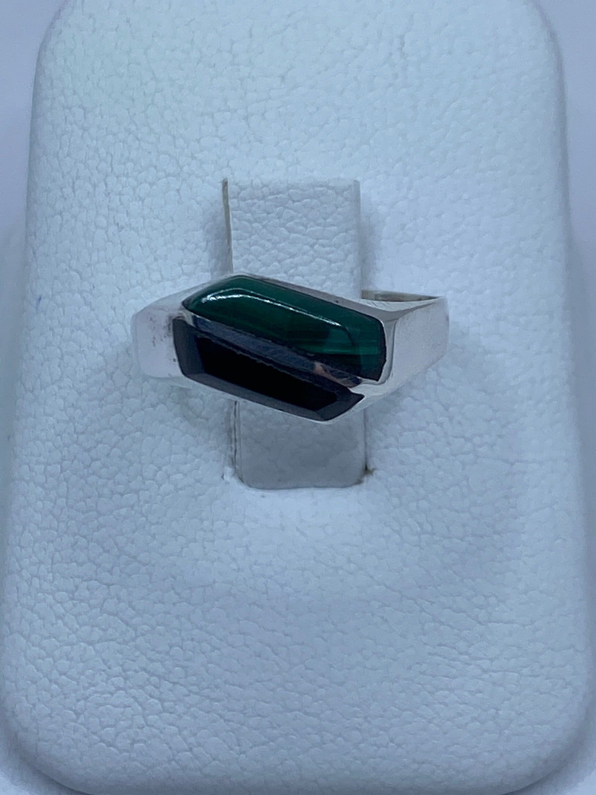 Anillo de plata 925 con malaquita verde engastada a mano, vista frontal