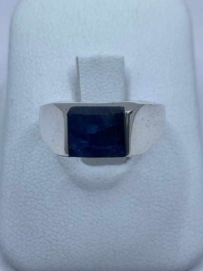 Anillo de plata 925 con piedra azul engastada, vista frontal sobre fondo blanco