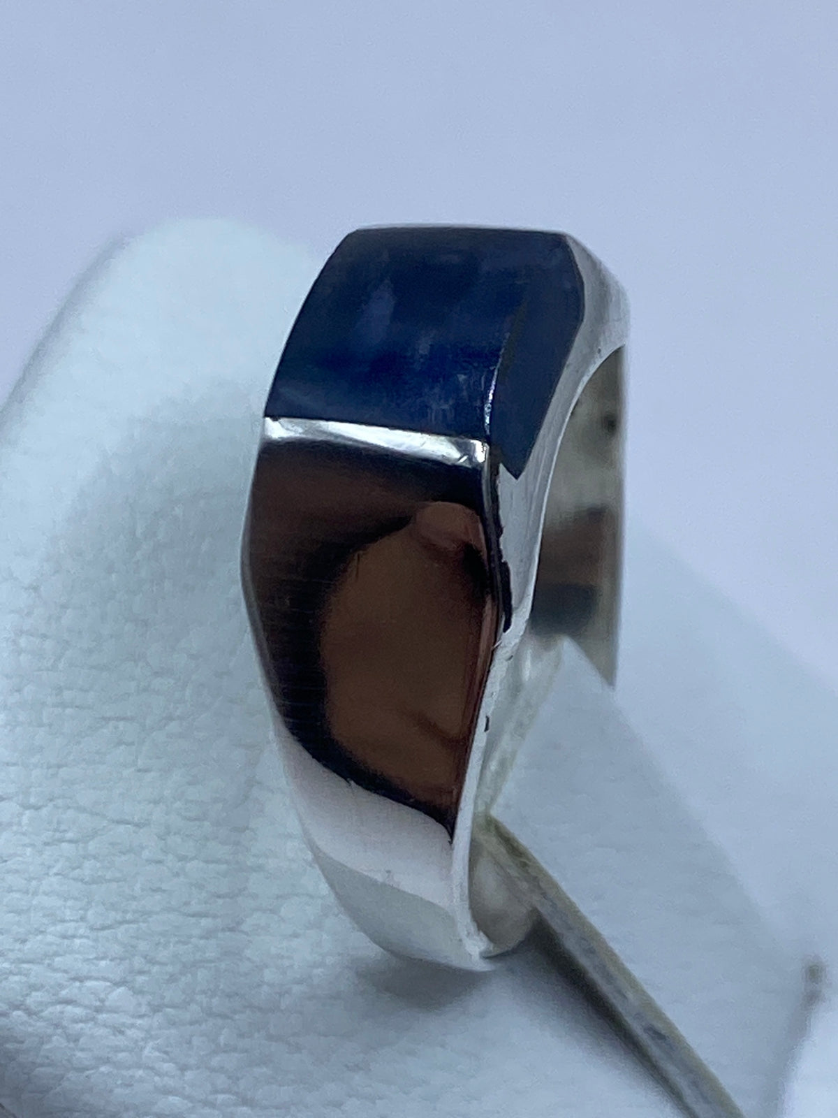 Anillo de solitario en la mano mostrando la proporción de la piedra