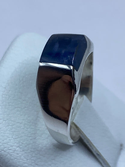 Anillo de solitario en la mano mostrando la proporción de la piedra