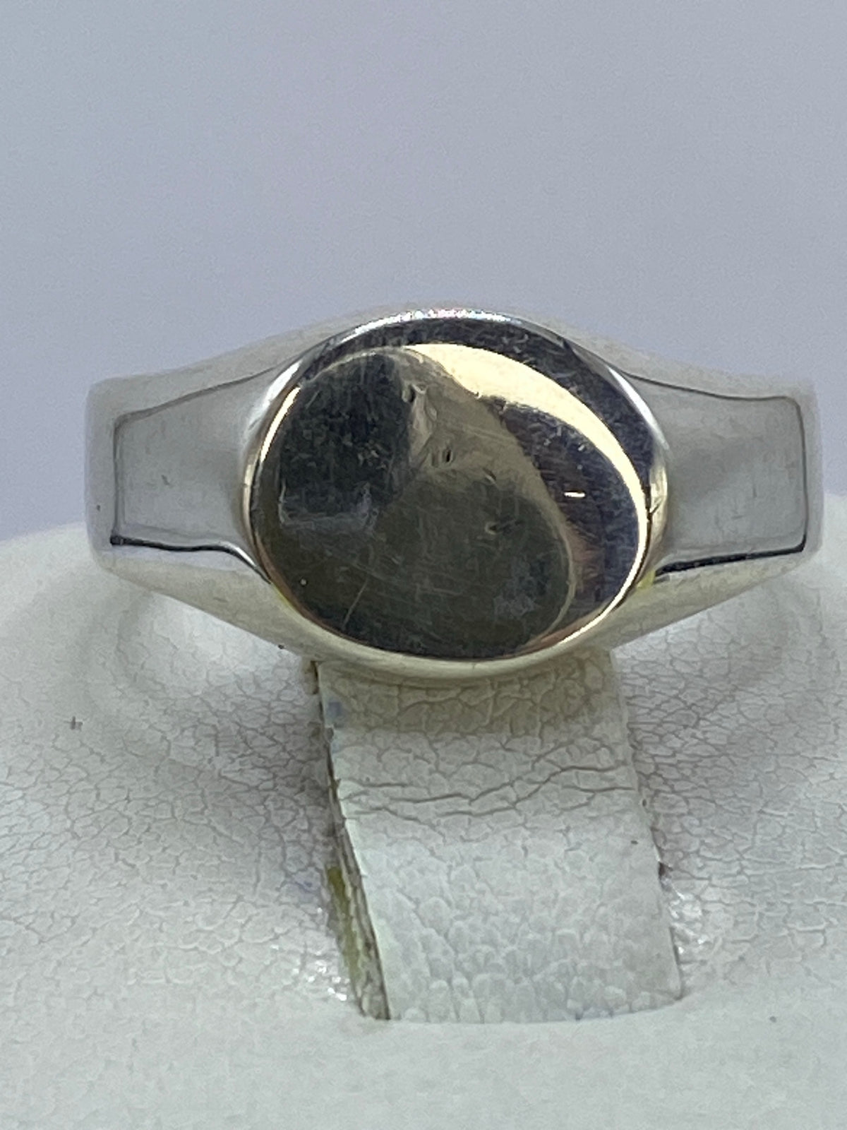 Anillo sello de plata cartoneado 925 en talla 9, vista frontal sobre dedo