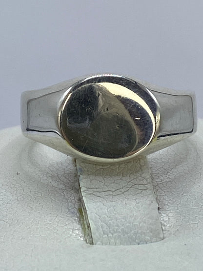 Anillo sello de plata cartoneado 925 en talla 9, vista frontal sobre dedo