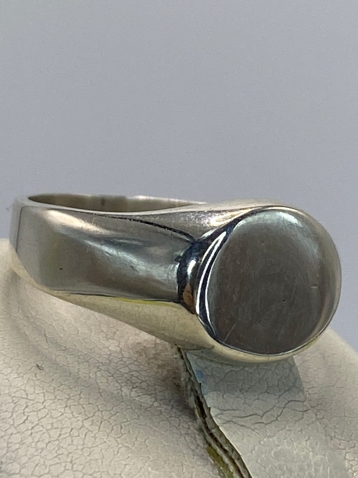 Detalle lateral del anillo sello mostrando el volumen cartoneado y el Quinto 925