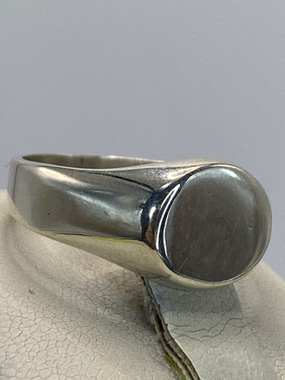 Detalle lateral del anillo sello mostrando el volumen cartoneado y el Quinto 925