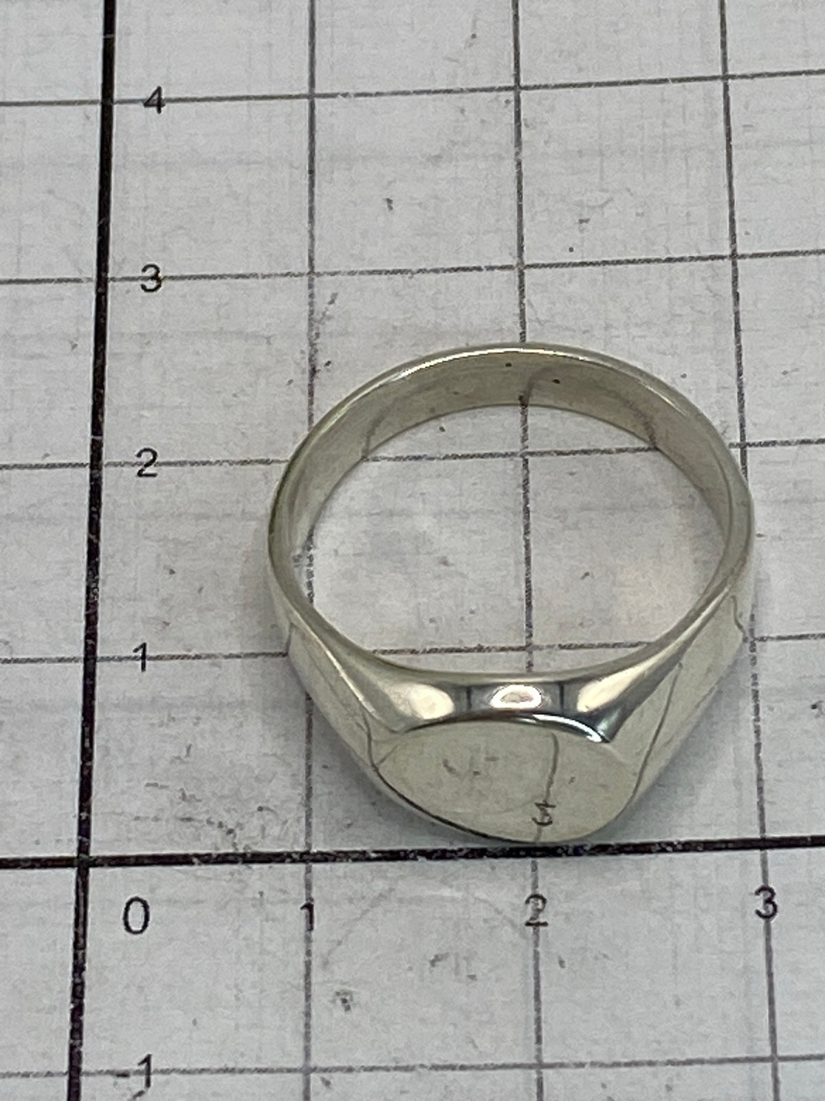Anillo en la balanza de joyero marcando 6.32 gramos