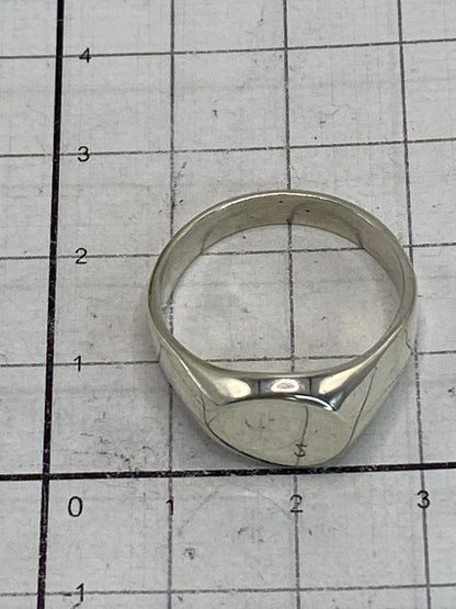 Anillo en la balanza de joyero marcando 6.32 gramos