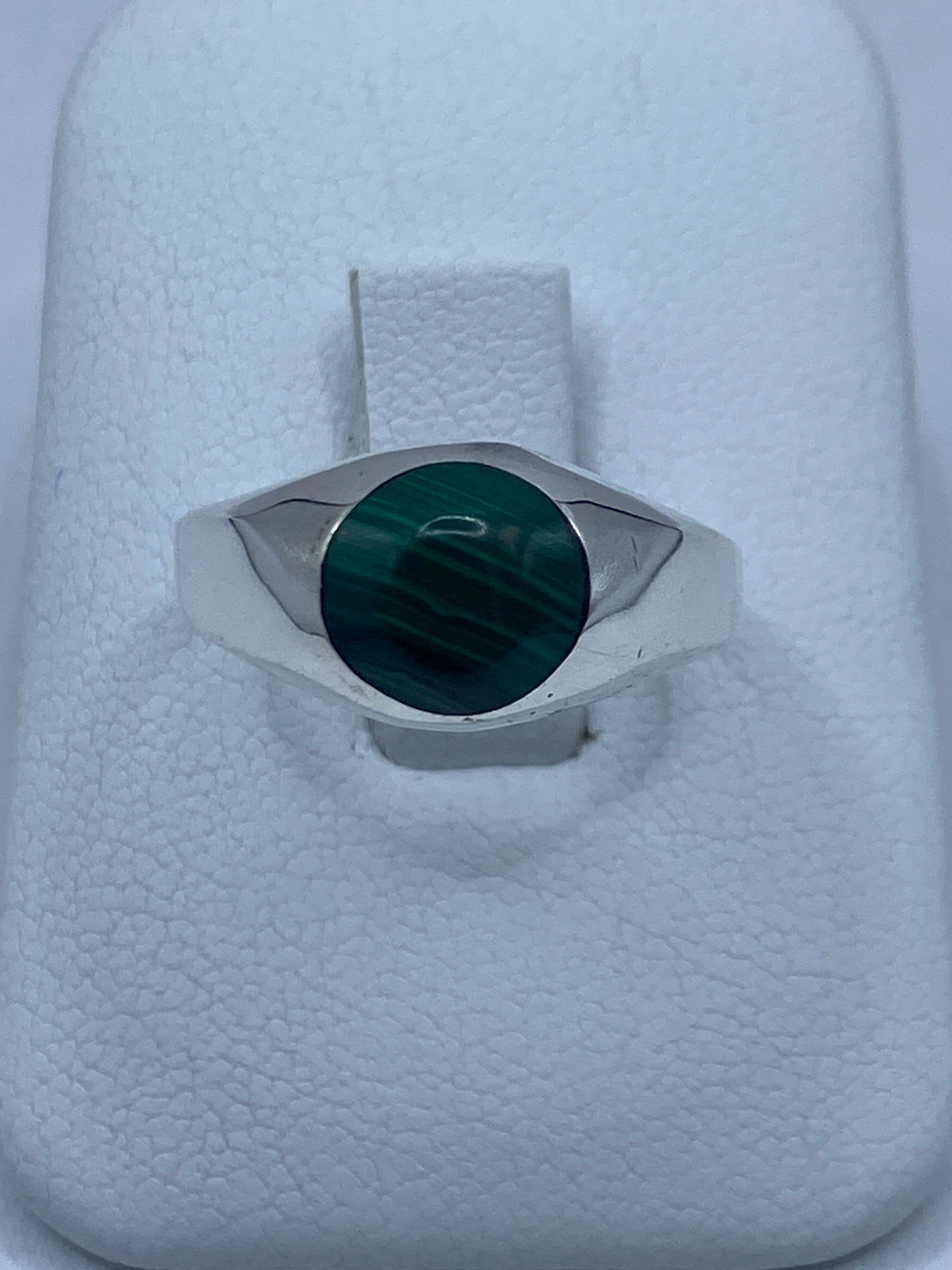 Anillo de plata 925 con malaquita verde engastada, frente a blanco