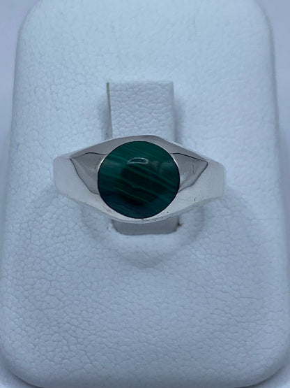 Anillo de plata 925 con malaquita verde engastada, frente a blanco
