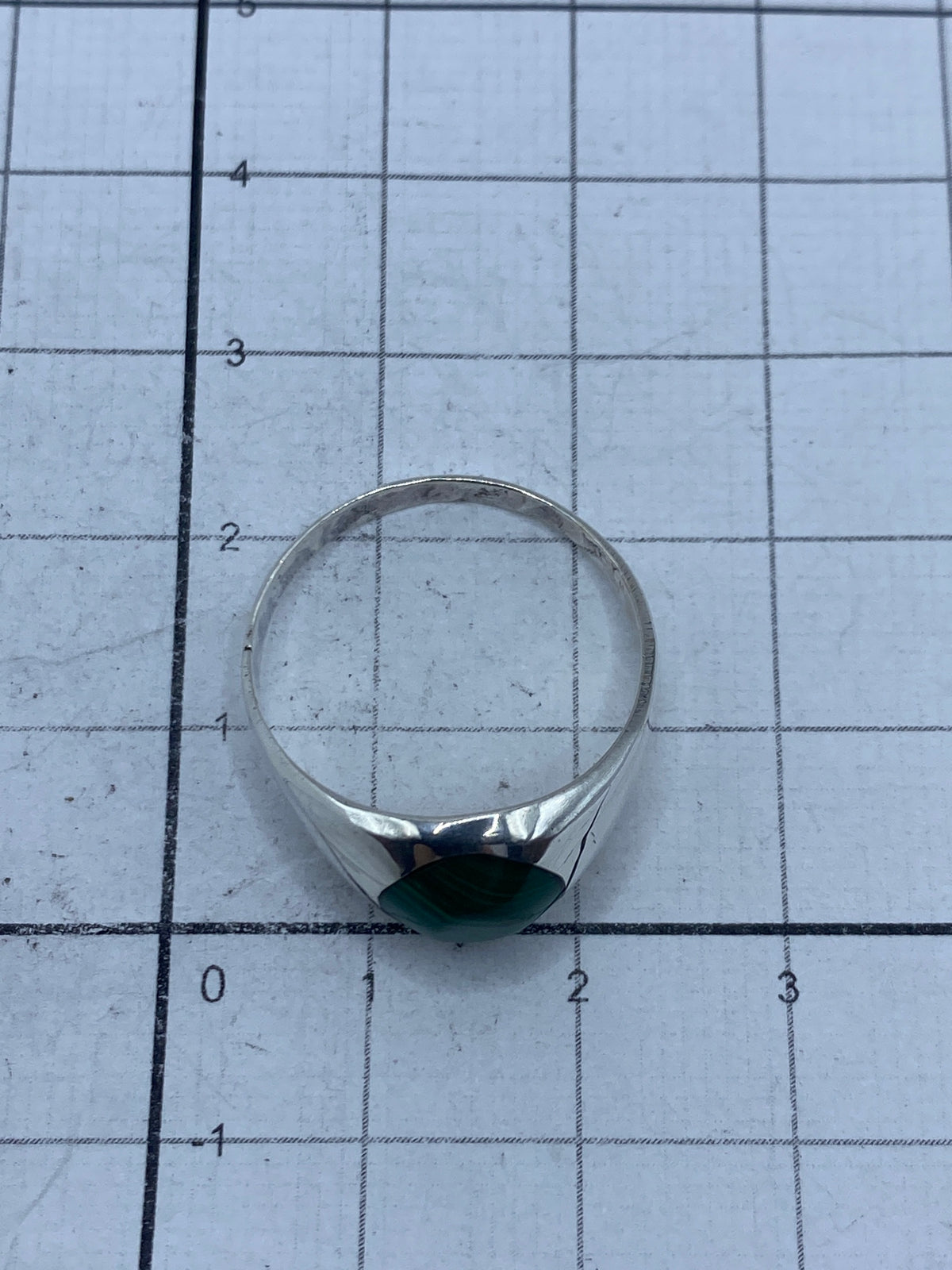 Anillo en la mano mostrando el tamaño real y el Quinto 925
